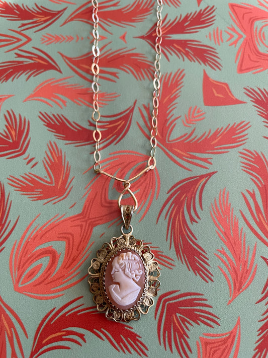 JN4203 Vintage Cameo Pendant On Gold Fill Chain